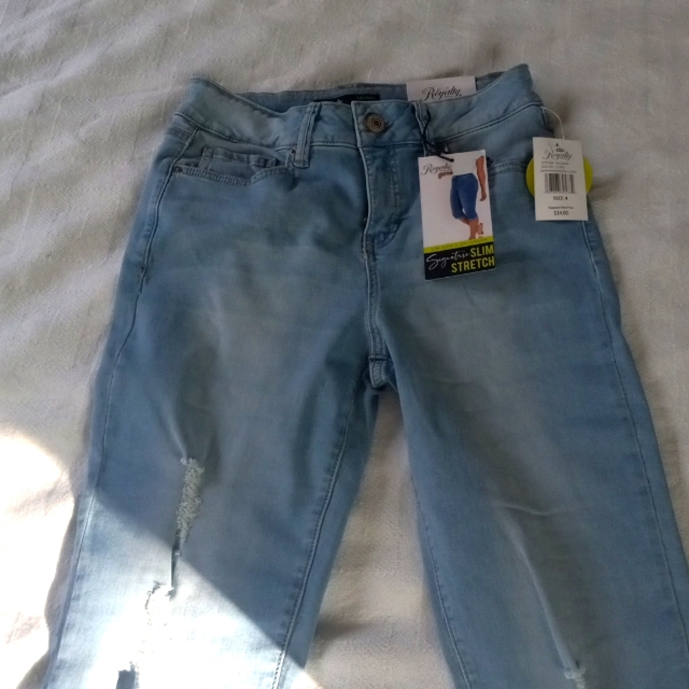 Royalty For Me Capri Jeans, Light Wash Size 4 NEW WITH TAGS